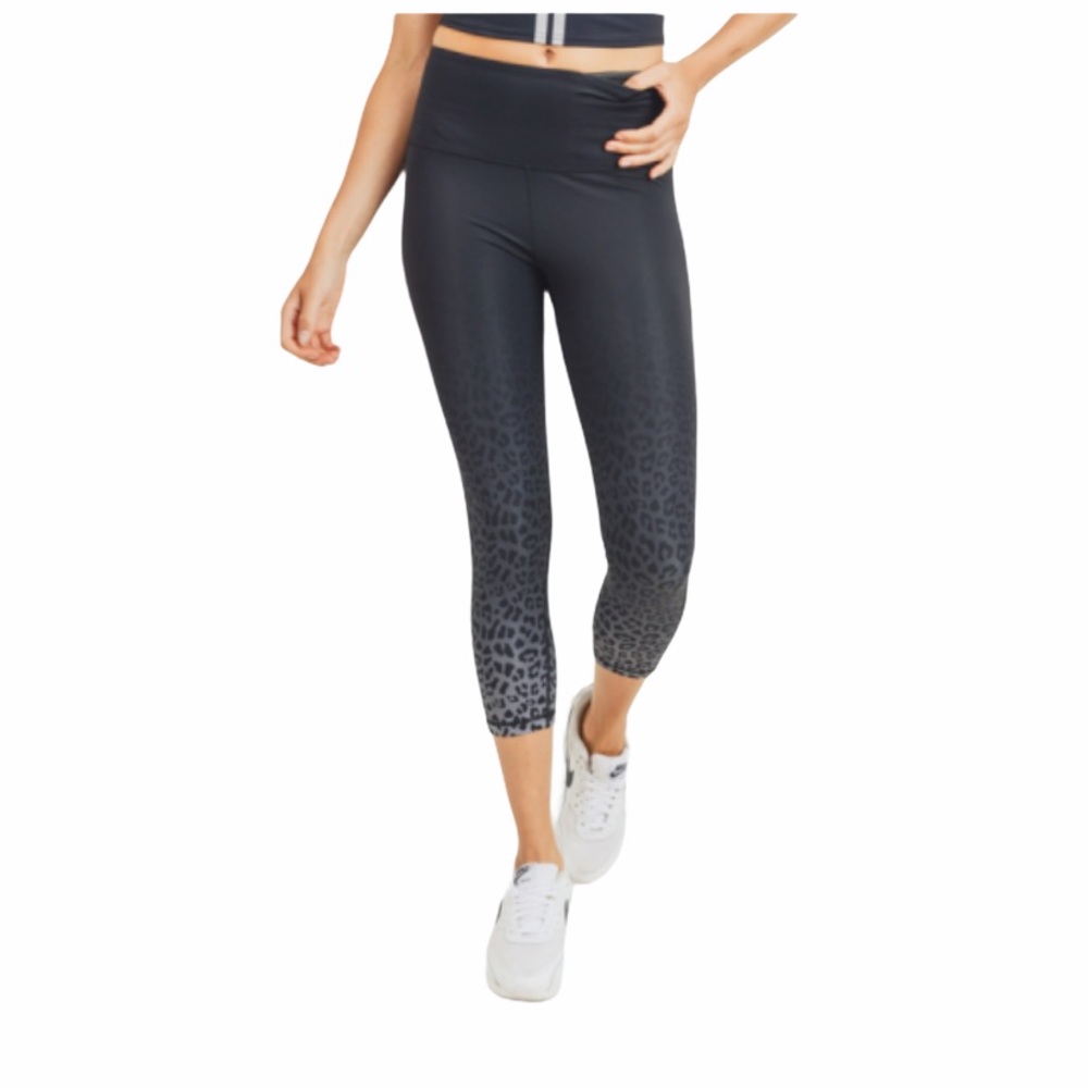 Mono B Ombré Leopard Print Capri Leggings. size S